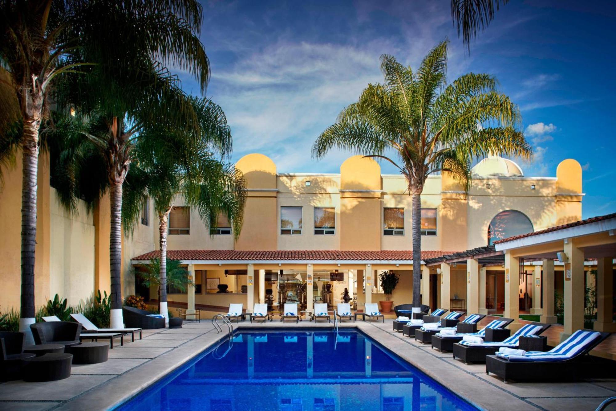 Fiesta Americana Hacienda Ixtapan De La Sal Eksteriør billede The pool at the hotel