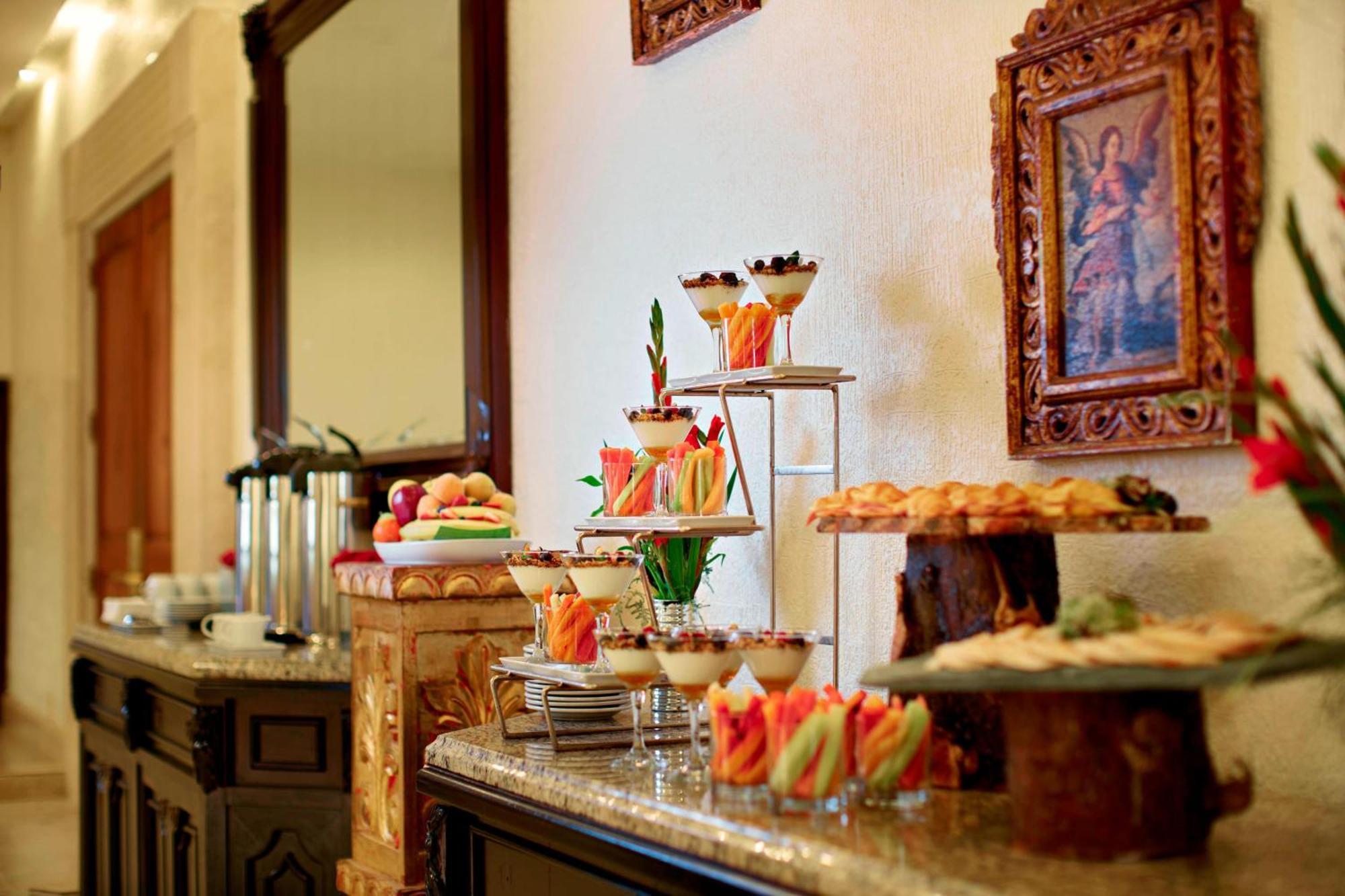 Fiesta Americana Hacienda Ixtapan De La Sal Eksteriør billede A buffet at a hotel