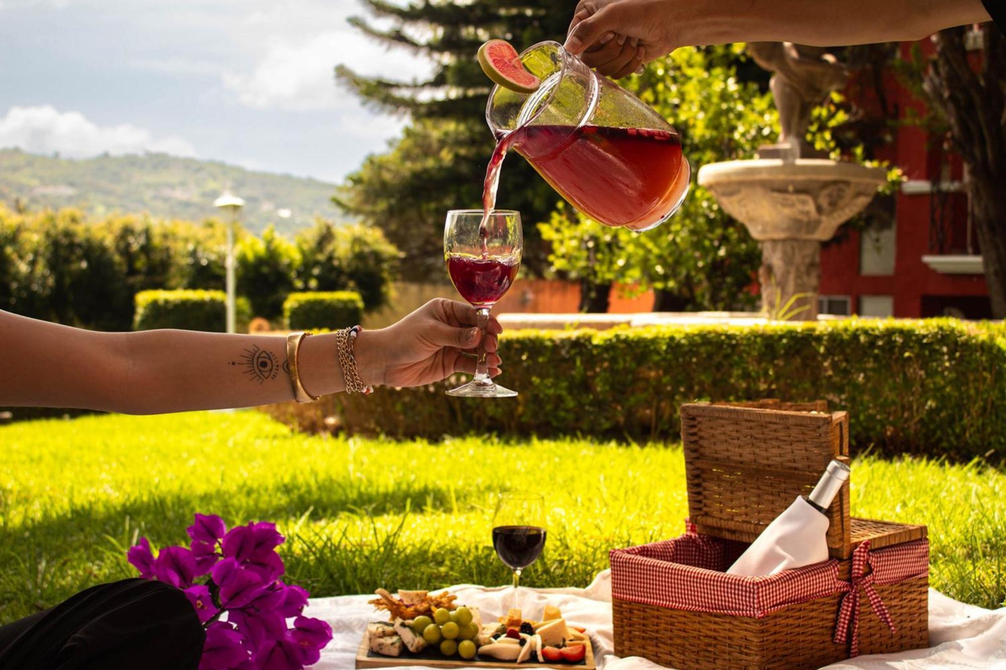 Fiesta Americana Hacienda Ixtapan De La Sal Eksteriør billede Wine being poured into a wine glass